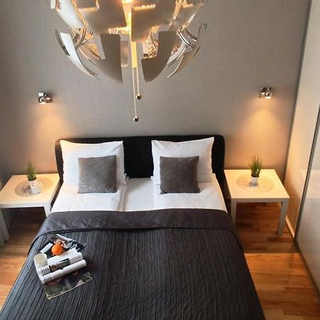 Old Town 2 Bedroom Apartment Near Dome Square & Scenic Waterfront Riga Kültér fotó